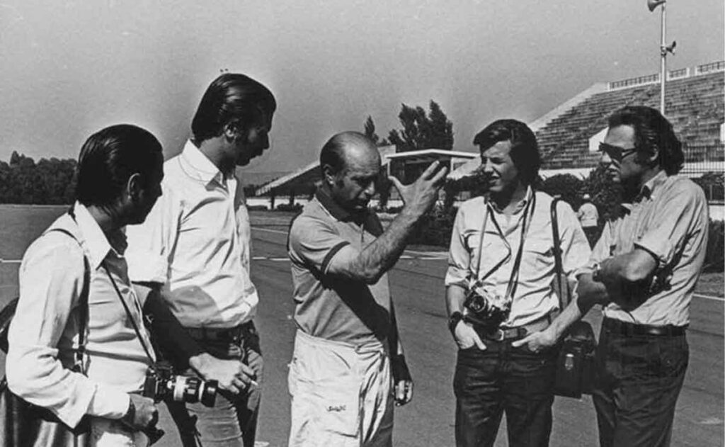 Junto a los grandes. En el centro de la escena Juan Manuel Fangio y en el extremo derecho Figueras escucha atentamente. A su lado, su amigo Germán Sopeña.