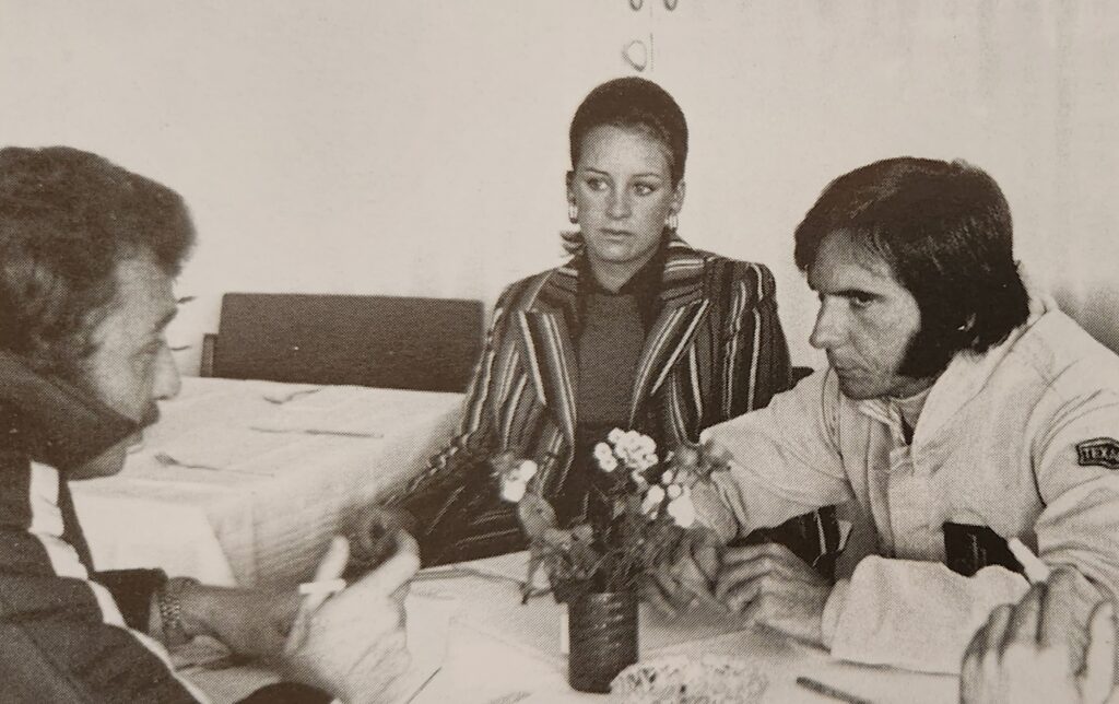 Figueras durante una entrevista a Emerson Fittipaldi en el GP de Nürburgring en 1972. Ese año el brasileño ganó su primer título del mundo de F1. Foto: Autovivencias.