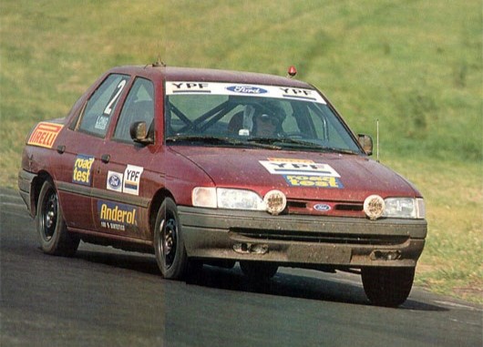 El Colorado haciendo de las suyas. 22 récords con Ford Orion en el circuito de Rafaela en 1994. Foto: Miguel Tillous.