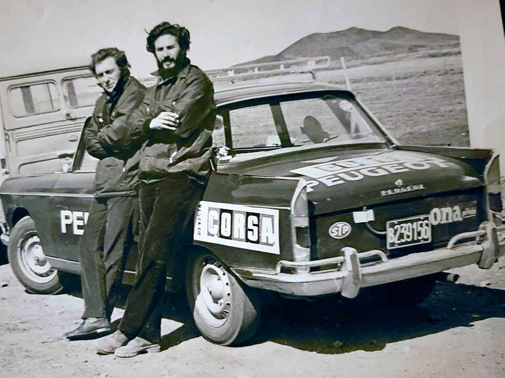 El castigado Peugeot 404 de Corsa en el que Figueras (izquierda) perfeccionó su manejo. Junto a él su compañero Enrique Sánchez Ortega. En ese auto viajó por primera vez a la Patagonia; fue amor a primera vista.